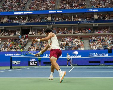 NEW YORK - 4 Eylül 2023: Grand Slam Şampiyonu Carlos Alcaraz, USTA Ulusal Tenis Merkezi 'ndeki Arthur Ashe Stadyumu' nda İtalyan Matteo Arnaldi 'ye karşı oynanan 2023 Amerika Açık Turu karşılaşmasında