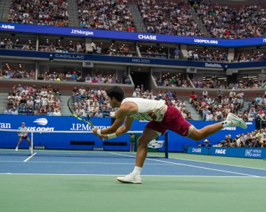 NEW YORK - 4 Eylül 2023: Grand Slam Şampiyonu Carlos Alcaraz, USTA Ulusal Tenis Merkezi 'ndeki Arthur Ashe Stadyumu' nda İtalyan Matteo Arnaldi 'ye karşı oynanan 2023 Amerika Açık Turu karşılaşmasında