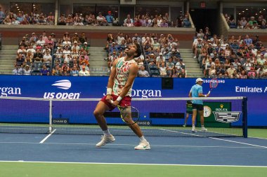 NEW YORK - 4 Eylül 2023: Grand Slam Şampiyonu Carlos Alcaraz, USTA Ulusal Tenis Merkezi 'ndeki Arthur Ashe Stadyumu' nda İtalyan Matteo Arnaldi 'ye karşı oynanan 2023 Amerika Açık Turu karşılaşmasında