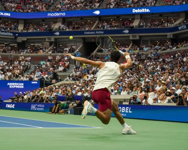 NEW YORK - 4 Eylül 2023: Grand Slam Şampiyonu Carlos Alcaraz, USTA Ulusal Tenis Merkezi 'ndeki Arthur Ashe Stadyumu' nda İtalyan Matteo Arnaldi 'ye karşı oynanan 2023 Amerika Açık Turu karşılaşmasında