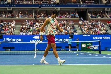 NEW YORK - 4 Eylül 2023: Grand Slam Şampiyonu Carlos Alcaraz, USTA Ulusal Tenis Merkezi 'ndeki Arthur Ashe Stadyumu' nda İtalyan Matteo Arnaldi 'ye karşı oynanan 2023 Amerika Açık Turu karşılaşmasında