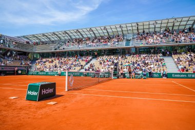 PARIS, FRANCE - 30 Mayıs 2023: Fransa 'nın başkenti Paris' te düzenlenen Le Stade Roland Garros tenis turnuvası sırasında Court Simonne Mathieu 'nun genel görünümü