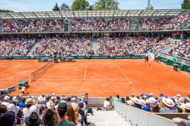 PARIS, FRANCE - 30 Mayıs 2023: Fransa 'nın başkenti Paris' te düzenlenen Le Stade Roland Garros tenis turnuvası sırasında Court Simonne Mathieu 'nun genel görünümü