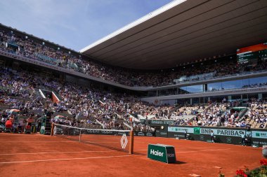 PARIS, FRANCE - 30 Mayıs 2023: Paris, Fransa 'daki Le Stade Roland Garros tenis turnuvası sırasında Philippe-Chatrier Sarayı' nın genel görünümü
