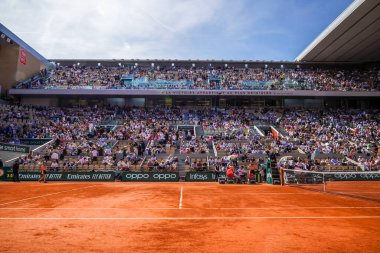 PARIS, FRANCE - 30 Mayıs 2023: Paris, Fransa 'daki Le Stade Roland Garros tenis turnuvası sırasında Philippe-Chatrier Sarayı' nın genel görünümü