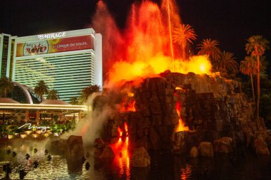 LAS VEGAS, NEVADA - 12 Mayıs 2014: Las Vegas, Nevada 'daki Mirage Hotel Yapay Volkan Patlaması Şovu. Mirage Oteli 1989 'da açıldı ve 100.000 metrekare oyun alanı var.