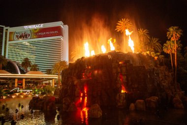 LAS VEGAS, NEVADA - 12 Mayıs 2014: Las Vegas, Nevada 'daki Mirage Hotel Yapay Volkan Patlaması Şovu. Mirage Oteli 1989 'da açıldı ve 100.000 metrekare oyun alanı var.