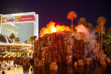 LAS VEGAS, NEVADA - 12 Mayıs 2014: Las Vegas, Nevada 'daki Mirage Hotel Yapay Volkan Patlaması Şovu. Mirage Oteli 1989 'da açıldı ve 100.000 metrekare oyun alanı var.