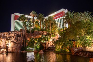 LAS VEGAS, NEVADA - 12 Mayıs 2014: Las Vegas, Nevada 'daki Mirage Hotel Yapay Volkan Patlaması Şovu. Mirage Oteli 1989 'da açıldı ve 100.000 metrekare oyun alanı var.