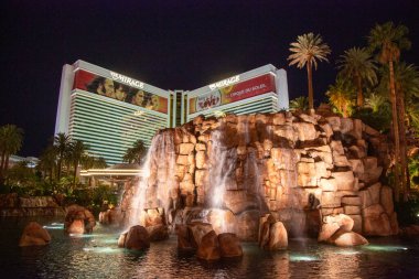 LAS VEGAS, NEVADA - 12 Mayıs 2014: Las Vegas, Nevada 'daki Mirage Hotel Yapay Volkan Patlaması Şovu. Mirage Oteli 1989 'da açıldı ve 100.000 metrekare oyun alanı var.