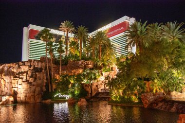 LAS VEGAS, NEVADA - 12 Mayıs 2014: Las Vegas, Nevada 'daki Mirage Hotel Yapay Volkan Patlaması Şovu. Mirage Oteli 1989 'da açıldı ve 100.000 metrekare oyun alanı var.