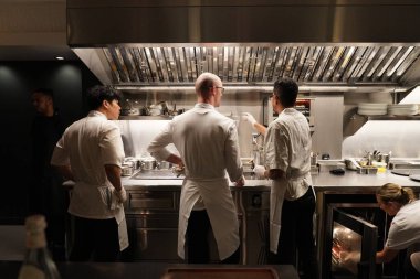 NEW YORK - 13 AĞUSTOS 2022: Greenwich Village, Manhattan, New York 'taki One Michelin Star Frevo restoranının mutfağında aşçılar