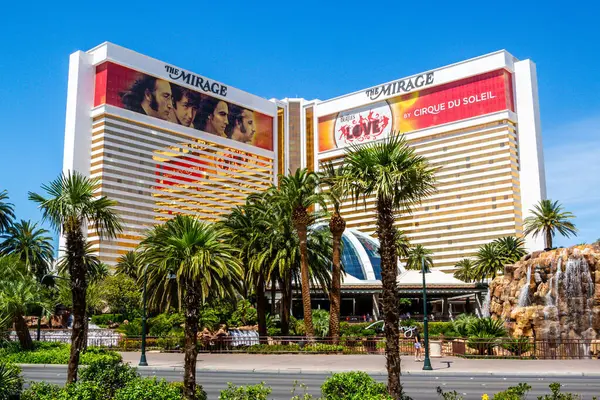 stock image LAS VEGAS, NEVADA - MAY 10, 2014: The Mirage Casino on the Las Vegas Strip in Las Vegas. The Mirage is a 3 044 room hotel and casino resort built by developer Steve Wynn in 1989