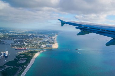 Florida 'daki Hollywood Uluslararası Havalimanı Fort Lauderdale' den kalkan yolcu uçağı kıyı şeridi görüntüsü.