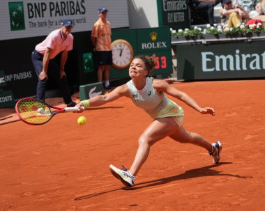 PARIS, FRANCE - 3 Haziran 2024: Fransa 'nın başkenti Paris' teki Suzanne Lenglen Sarayı 'nda Rus Elina Avanesyan' a karşı oynadığı 2024 Roland Garros maçında İtalyan Jasmine Paolini görev başında