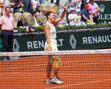 PARIS, FRANCE - 3 Haziran 2024: İtalyan Jasmine Paolini, Fransa 'nın başkenti Paris' te Suzanne Lenglen Sarayı 'nda oynanan 4.