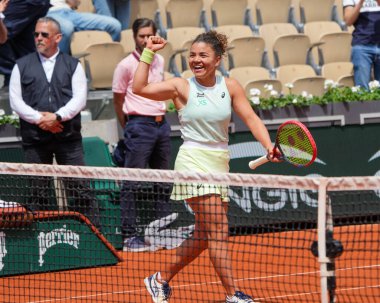 PARIS, FRANCE - 3 Haziran 2024: İtalyan Jasmine Paolini, Fransa 'nın başkenti Paris' te Suzanne Lenglen Sarayı 'nda oynanan 4.