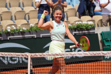 PARIS, FRANCE - 3 Haziran 2024: İtalyan Jasmine Paolini, Fransa 'nın başkenti Paris' te Suzanne Lenglen Sarayı 'nda oynanan 4.