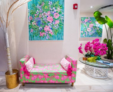 PALM BEACH, FLORIDA - 16 Kasım 2023: orijinal Lilly Pulitzer Palm Beach Flagship mağazası. Mağaza Palm Beach, Florida 'daki Worth Avenue' da.