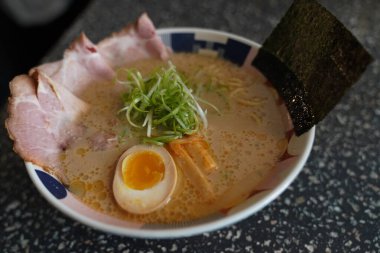 Klasik Tokyo Tonkotsu Ramen Japon Ramen Restoranı 'nda servis edilir.