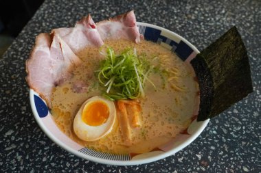 Klasik Tokyo Tonkotsu Ramen Japon Ramen Restoranı 'nda servis edilir.