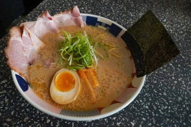 Klasik Tokyo Tonkotsu Ramen Japon Ramen Restoranı 'nda servis edilir.