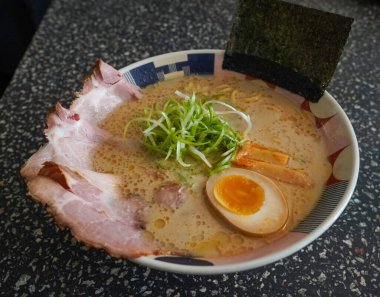 Klasik Tokyo Tonkotsu Ramen Japon Ramen Restoranı 'nda servis edilir.