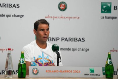 PARIS, FRANCE - 27 Mayıs 2024: İspanya Grand Slam şampiyonu Rafael Nadal, 2024 Roland Garros 'un Paris, Fransa' da Alman Alexander Zverev 'e karşı oynadığı ilk tur maçı sonrasında düzenlediği basın toplantısında