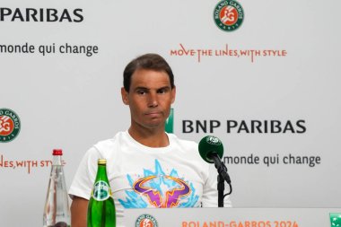 PARIS, FRANCE - 27 Mayıs 2024: İspanya Grand Slam şampiyonu Rafael Nadal, 2024 Roland Garros 'un Paris, Fransa' da Alman Alexander Zverev 'e karşı oynadığı ilk tur maçı sonrasında düzenlediği basın toplantısında