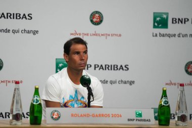 PARIS, FRANCE - 27 Mayıs 2024: İspanya Grand Slam şampiyonu Rafael Nadal, 2024 Roland Garros 'un Paris, Fransa' da Alman Alexander Zverev 'e karşı oynadığı ilk tur maçı sonrasında düzenlediği basın toplantısında