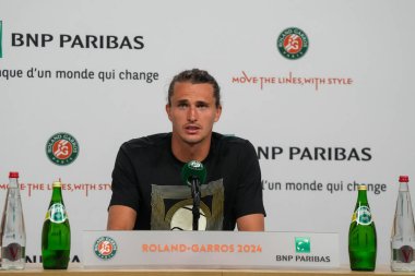 PARIS, FRANCE - 27 Mayıs 2024: Paris, Fransa 'da Grand Slam şampiyonu Rafael Nadal' a karşı oynadığı 2024 Roland Garros ilk tur maçı sonrasında Alman Alexander Zverev