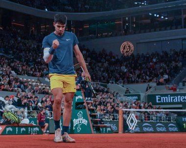 PARIS, FRANCE - 31 Mayıs 2024: İspanya Grand Slam şampiyonu Carlos Alcaraz 2024 Roland Garros erkekler üçüncü tur karşılaşmasında ABD 'li Sebastian Korda ile Paris, Fransa' daki Philippe Chatrier Sarayı 'nda karşılaşacak.