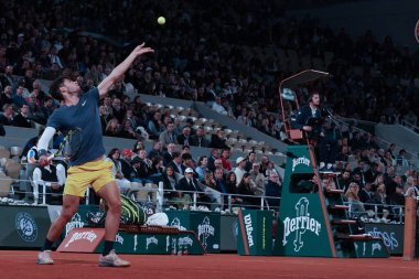 PARIS, FRANCE - 31 Mayıs 2024: İspanya Grand Slam şampiyonu Carlos Alcaraz 2024 Roland Garros erkekler üçüncü tur karşılaşmasında ABD 'li Sebastian Korda ile Paris, Fransa' daki Philippe Chatrier Sarayı 'nda karşılaşacak.