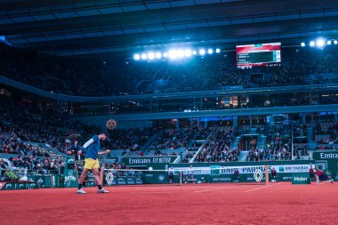 PARIS, FRANCE - 31 Mayıs 2024: İspanya Grand Slam şampiyonu Carlos Alcaraz 2024 Roland Garros erkekler üçüncü tur karşılaşmasında ABD 'li Sebastian Korda ile Paris, Fransa' daki Philippe Chatrier Sarayı 'nda karşılaşacak.