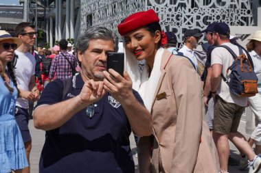 PARIS, FRANCE - 30 Mayıs 2023: Emirates Havayolları uçuş görevlisi Paris 'teki 2023 Roland Garros' ta. Emirates, Turnuvanın resmi havayolu şirketi ve en iyi ortağı.