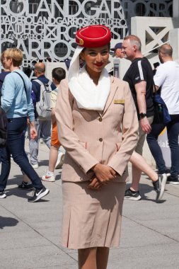 PARIS, FRANCE - 30 Mayıs 2023: Emirates Havayolları uçuş görevlisi Paris 'teki 2023 Roland Garros' ta. Emirates, Turnuvanın resmi havayolu şirketi ve en iyi ortağı.