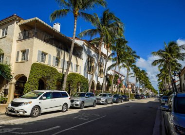 PALM BEACH, FLORIDA - 6 Kasım 2023: lüks mağazalar Worth Avenue, Palm Beach, Florida. Worth Avenue Palm Beach, Florida 'da lüks bir alışveriş ve yemek bölgesi.. 
