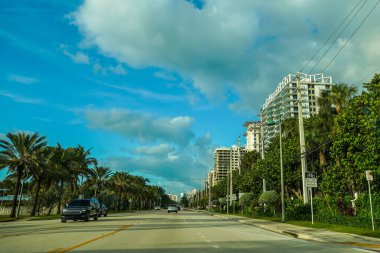 RIVIERA BEACH, FLORIDA - 6 Kasım 2023 Singer Adası 'ndaki lüks konutlar. Singer Adası, Riviera Sahili 'nin doğal plajları ve lüks otelleri olan okyanus manzaralı bir mahallesi.