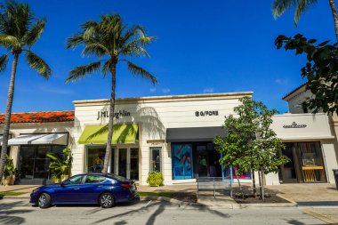 PALM BEACH, FLORIDA - 6 Kasım 2023: lüks mağazalar Worth Avenue, Palm Beach, Florida. Worth Avenue Palm Beach, Florida 'da lüks bir alışveriş ve yemek bölgesi.. 