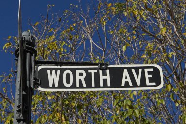 PALM BEACH, FLORIDA - 6 Kasım 2023 Palm Beach, Florida 'daki cadde tabelası. Worth Avenue Palm Beach, Florida 'da lüks bir alışveriş ve yemek bölgesi..