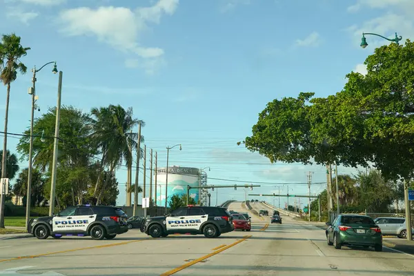 Batı PALM BEACH, FLORIDA - 6 Kasım 2023 Batı Palm Beach Polis Departmanı araçları Florida Eyalet Yolu A1A 'yı Batı Palm Beach, Florida' da kapattı.