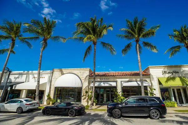 stock image PALM BEACH, FLORIDA - NOVEMBER 6, 2023: Luxury stores at Worth Avenue in Palm Beach, Florida. Worth Avenue is an upscale shopping and dining district in Palm Beach, Florida. 