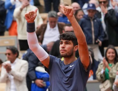 PARIS, FRANCE - 2 Haziran 2024: İspanya Grand Slam şampiyonu Carlos Alcaraz, 2024 Roland Garros erkekler 4. tur karşılaşması sonrasında Paris, Fransa 'daki Philippe Chatrier Sarayında Kanadalı Felix Auger Aliassima' ya karşı zaferini kutladı