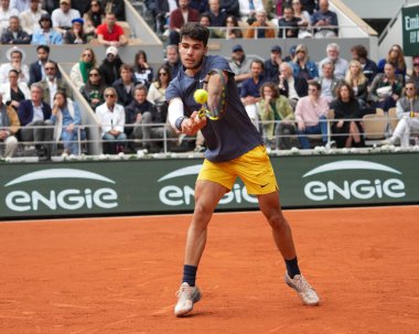 PARIS, FRANCE - 2 Haziran 2024: İspanya Grand Slam şampiyonu Carlos Alcaraz 2024 Roland Garros erkekler 4. tur müsabakasında Kanadalı Felix Auger Aliassima ile Paris, Fransa 'daki Philippe Chatrier Sarayı' nda karşılaştı.