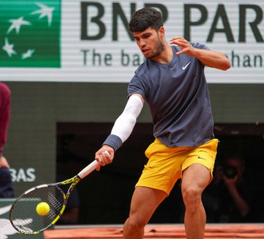 PARIS, FRANCE - 2 Haziran 2024: İspanya Grand Slam şampiyonu Carlos Alcaraz 2024 Roland Garros erkekler 4. tur müsabakasında Kanadalı Felix Auger Aliassima ile Paris, Fransa 'daki Philippe Chatrier Sarayı' nda karşılaştı.