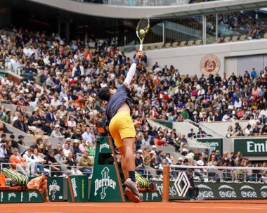 PARIS, FRANCE - 2 Haziran 2024: İspanya Grand Slam şampiyonu Carlos Alcaraz 2024 Roland Garros erkekler 4. tur müsabakasında Kanadalı Felix Auger Aliassima ile Paris, Fransa 'daki Philippe Chatrier Sarayı' nda karşılaştı.