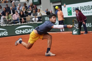 PARIS, FRANCE - 2 Haziran 2024: İspanya Grand Slam şampiyonu Carlos Alcaraz 2024 Roland Garros erkekler 4. tur müsabakasında Kanadalı Felix Auger Aliassima ile Paris, Fransa 'daki Philippe Chatrier Sarayı' nda karşılaştı.