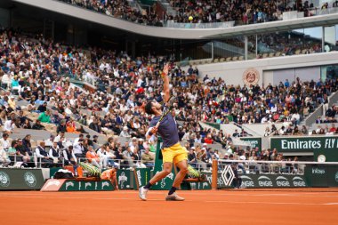 PARIS, FRANCE - 2 Haziran 2024: İspanya Grand Slam şampiyonu Carlos Alcaraz 2024 Roland Garros erkekler 4. tur müsabakasında Kanadalı Felix Auger Aliassima ile Paris, Fransa 'daki Philippe Chatrier Sarayı' nda karşılaştı.