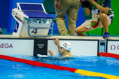 RIO DE JANEIRO, BRAZIL - 8 AĞUSTOS 2016: Olimpiyat Sucul Stadyumu 'nda düzenlenen Rio 2016 Olimpiyat Oyunları bayanlar 200 metre serbest stilinin eleme turu sonrasında ABD' li Olimpiyat şampiyonu Katie Ledecky 