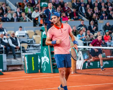 PARIS, FRANCE - 30 Mayıs 2024: İtalyan profesyonel tenisçi Lorenzo Musetti, Fransız Gael Monfils 'e karşı oynadığı 2024 Roland Garros ikinci tur maçında Philippe Chatrier Sarayı' nda